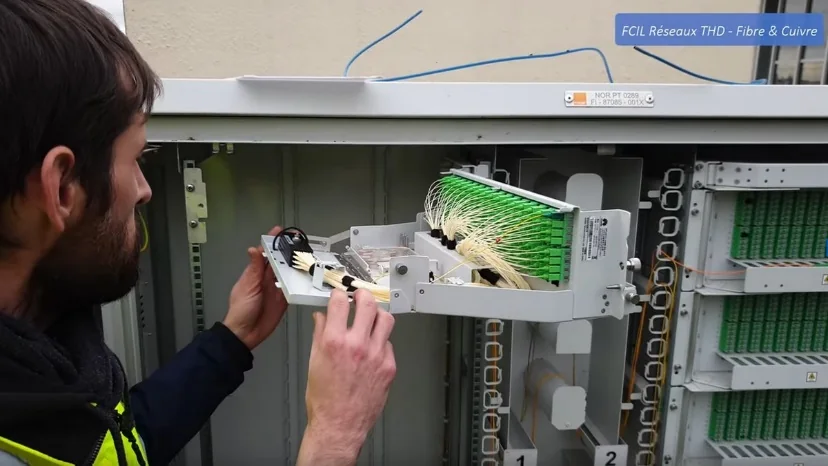 Atelier thématique sur l'intelligence artificielle - RIOZ Technicien intervenant sur une armoire fibre optique